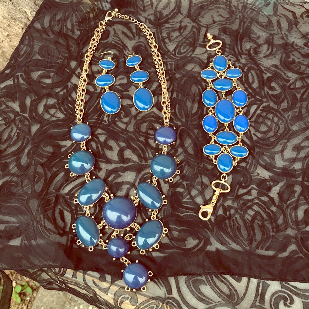 ✨Brand new Blue and Gold 3 piece jewelry set✨